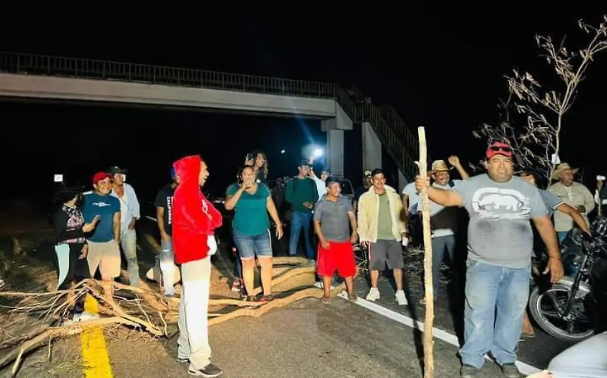 personas bloqueando carretera